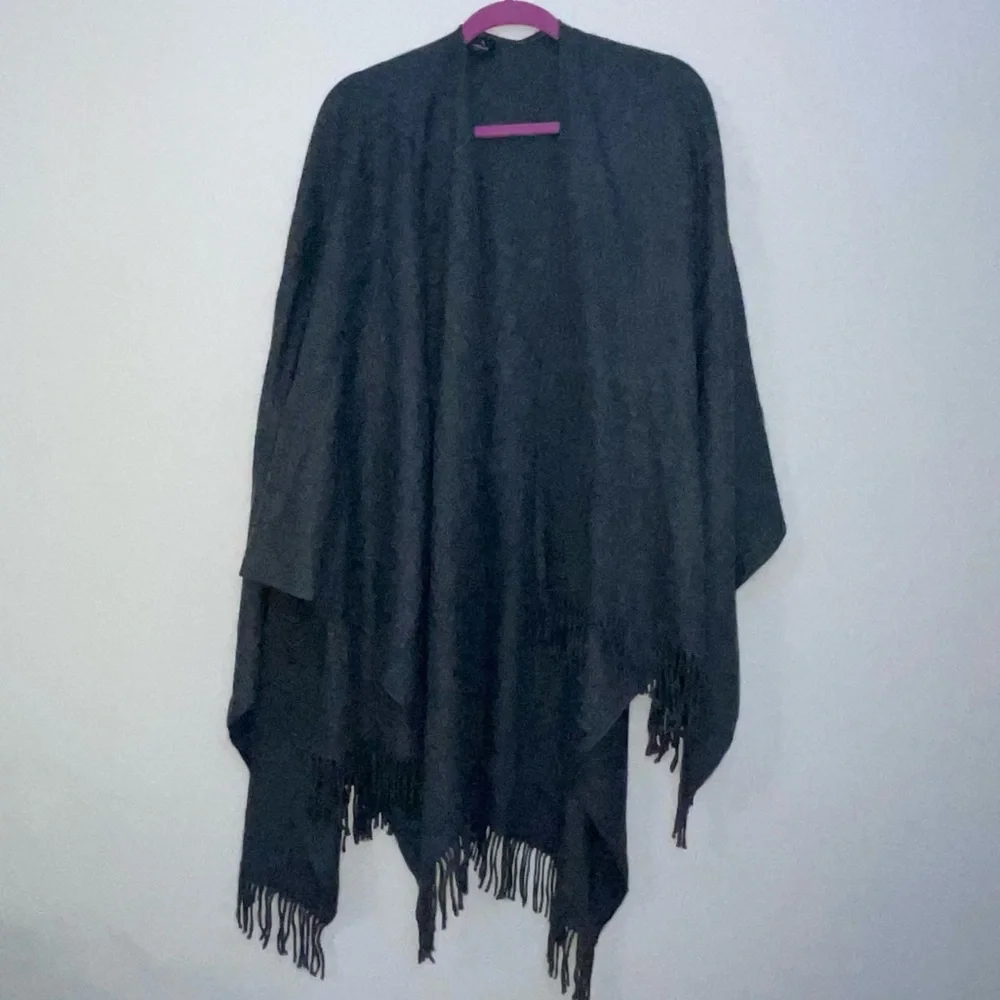 V. FRAAS Cape / Shawl Boho Gray Long Warm & Fringed